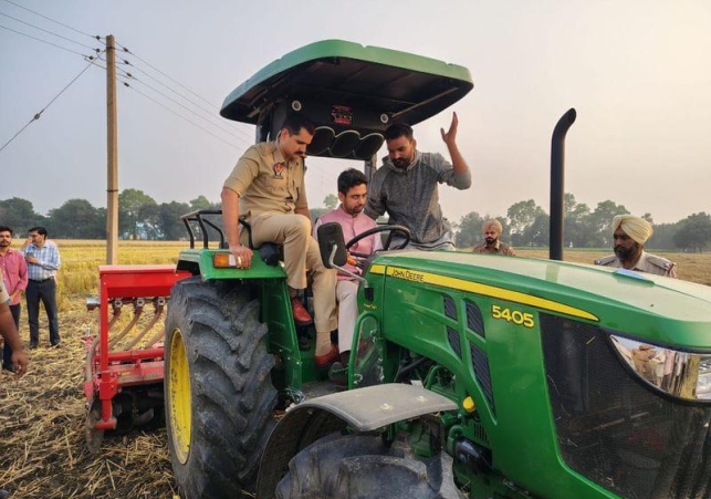 ਪਰਾਲੀ ਪ੍ਰਬੰਧਨ ਵਿੱਚ ਬਦਲਾਅ ਦੀ ਉਦਾਹਰਣ ਬਣਿਆ ਜ਼ਿਲ੍ਹਾ ਮੋਗਾ  - ਮਾਨ ਸਰਕਾਰ ਦੀ ਅਗਵਾਈ ਹੇਠ ਖੇਤਾਂ ਵਿੱਚ ਸਰਗਰਮ SSP ਅਤੇ DC , ਵਾਤਾਵਰਣ ਅਤੇ ਮਨੁੱਖੀ ਜੀਵਨ ਦੀ ਰੱਖਿਆ ਲਈ ਇੱਕ ਪਹਿਲ