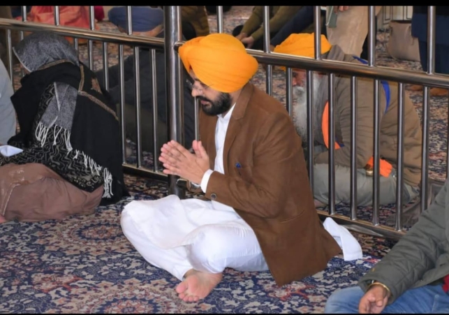 ਨੰਗੇ ਪੈਰੀਂ ਚੱਲ ਕੇ ਸ੍ਰੀ ਅਕਾਲ ਤਖ਼ਤ ਸਾਹਿਬ ਪੇਸ਼ ਹੋਏ ਤਰੁਨਪ੍ਰੀਤ ਸਿੰਘ ਸੌਂਦ