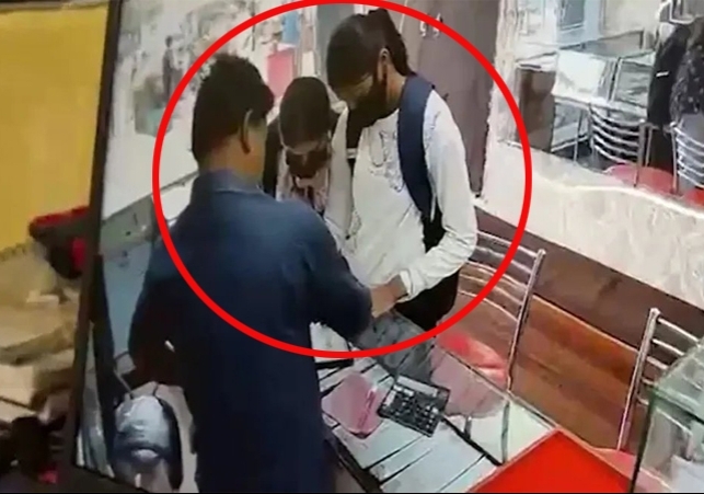 Patna: 2 ਕੁੜੀਆਂ jewellery shop ਲੁੱਟਣ ਆਈਆਂ, ਫੜੀਆਂ ਗਈਆਂ; ਦੁਕਾਨਦਾਰ ਨੇ ਜਿਵੇਂ ਹੀ ਗਹਿਣੇ ਦਿਖਾਏ, ਉਸ 'ਤੇ ਪੇਪਰ ਸਪ੍ਰੇਅ ਮਾਰਿਆ, ਪਰ ਸਾਰਾ ਪਲਾਨ ਪੁੱਠਾ ਪੈ ਗਿਆ