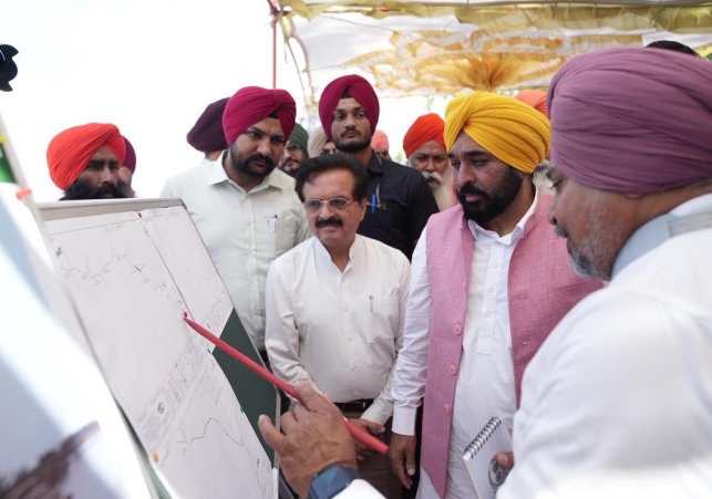 ਮੁੱਖ ਮੰਤਰੀ ਭਗਵੰਤ ਸਿੰਘ ਮਾਨ ਨੇ ਸਤਲੁਜ ਪੱਟੀ ਨੂੰ ਹੜ੍ਹਾਂ ਤੋਂ ਬਚਾਉਣ ਅਤੇ ਸ਼ਾਹਕੋਟ-ਲੋਹੀਆਂ ਖੇਤਰ ਵਿੱਚ ਆਵਾਜਾਈ ਨੂੰ ਸੁਖਾਲਾ ਬਣਾਉਣ ਲਈ 38 ਕਿਲੋਮੀਟਰ ਲੰਬੀ ਧੁੱਸੀ ਬੰਨ੍ਹ ਲਿੰਕ ਸੜਕ ਦਾ ਨੀਂਹ ਪੱਥਰ ਰੱਖਿਆ