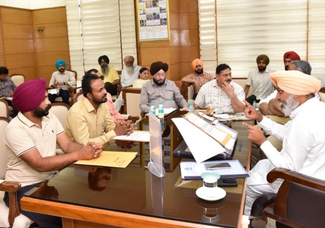 ਵਿੱਤ ਮੰਤਰੀ ਹਰਪਾਲ ਸਿੰਘ ਚੀਮਾ ਵੱਲੋਂ ਮੁਲਾਜ਼ਮ ਯੂਨੀਅਨਾਂ ਨਾਲ ਮੁਲਾਕਾਤ; ਜਾਇਜ਼ ਮੰਗਾਂ ’ਤੇ ਜਲਦ ਕਾਰਵਾਈ ਦਾ ਦਿੱਤਾ ਭਰੋਸਾ
