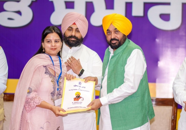 ਮਿਸ਼ਨ ਰੋਜ਼ਗਾਰ’ ਜਾਰੀ ਰੱਖਦਿਆਂ ਮੁੱਖ ਮੰਤਰੀ ਭਗਵੰਤ ਸਿੰਘ ਮਾਨ ਨੇ ਹੋਰ 355 ਨੌਜਵਾਨਾਂ ਨੂੰ ਸੌਂਪੇ ਨਿਯੁਕਤੀ ਪੱਤਰ; ਕਿਹਾ, ਪੰਜਾਬ ਵਿੱਚ ਸਰਕਾਰੀ ਨੌਕਰੀਆਂ ਲਈ ਸਿਰਫ਼ ਯੋਗਤਾ ਹੀ ਇੱਕੋ-ਇੱਕ ਮਾਪਦੰਡ*