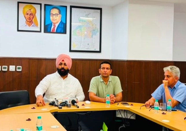 ਹਰਜੋਤ ਸਿੰਘ ਬੈਂਸ ਵੱਲੋਂ “ਮਿਸ਼ਨ ਕਲੀਨ ਪੰਜਾਬ” ਦੀ ਸ਼ੁਰੂਆਤ; ਸਾਰੇ ਐਮ.ਸੀ. ਅਧਿਕਾਰੀ ਰੋਜ਼ਾਨਾ ਸਵੇਰੇ 7 ਤੋਂ 8 ਵਜੇ ਤੱਕ ਫ਼ੀਲਡ ਵਿੱਚ ਹੋਣਗੇ*