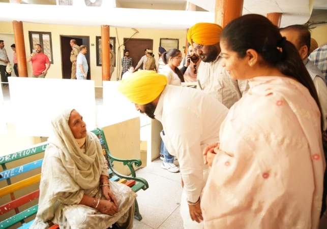 ਹਰਜੋਤ ਸਿੰਘ ਬੈਂਸ ਦੀ ਨਗਰ ਨਿਗਮ ਅਧਿਕਾਰੀਆਂ ਨੂੰ ਹਦਾਇਤ- ਲੁਧਿਆਣਾ ਸ਼ਹਿਰ ਨੂੰ 30 ਜੂਨ ਤੱਕ ਸੜਕਾਂ ਦੇ ਟੋਇਆਂ ਅਤੇ ਮੈਨਹੋਲ ਮੁਕਤ ਬਣਾਇਆ ਜਾਵੇ